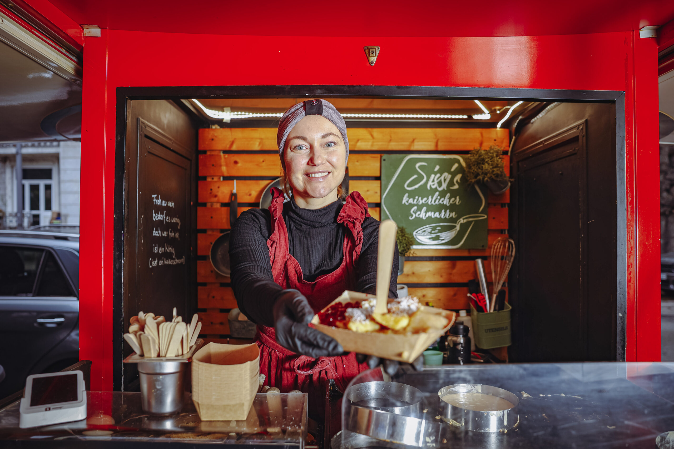 Franziska Miller (34) verkauft Kaiserschmarrn in einem kleinen Wagen auf dem Isemarkt.