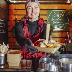 Franziska Miller (34) verkauft Kaiserschmarrn in einem kleinen Wagen auf dem Isemarkt.