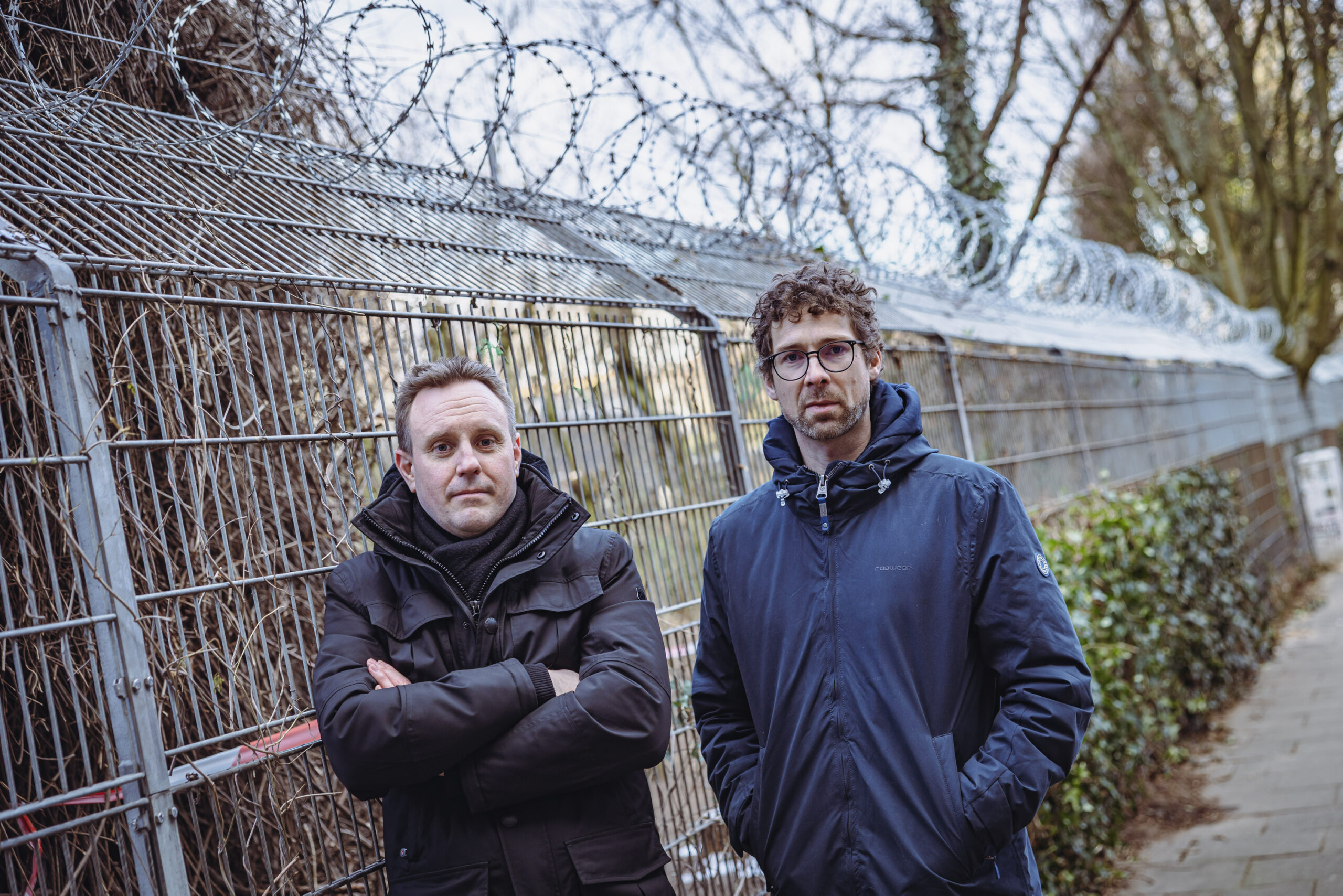 Stefan Wiedemeyer (links, 42) und Tobias Stempien (41) stehen vor dem Zaun der Elbkinder-Kita Greifswalder Straße.