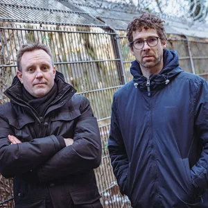 Stefan Wiedemeyer (links, 42) und Tobias Stempien (41) stehen vor dem Zaun der Elbkinder-Kita Greifswalder Straße.