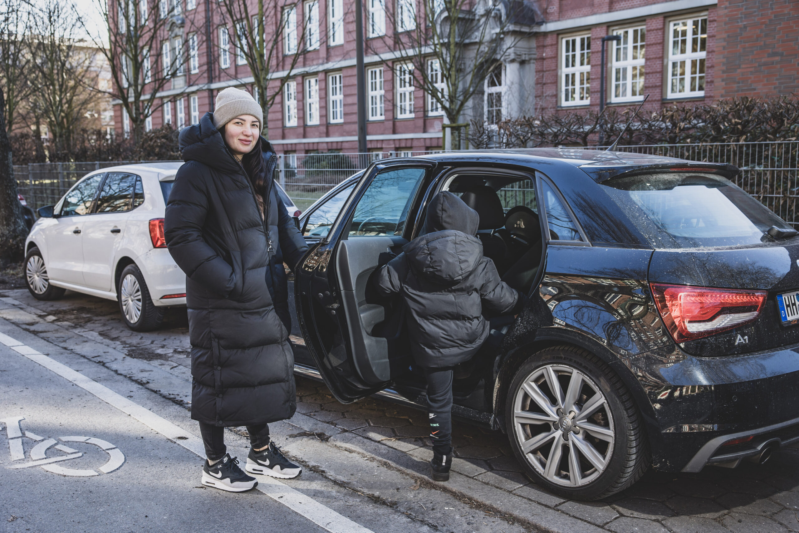 Yana N. fährt ihren Sohn jeden Morgen mit dem Auto zur Schule.