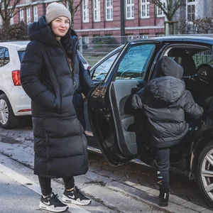 Yana N. fährt ihren Sohn jeden Morgen mit dem Auto zur Schule.