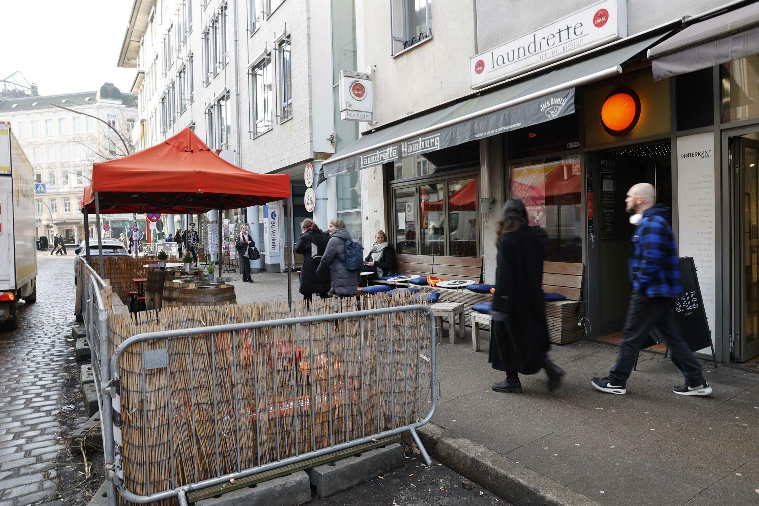 Fußweg vor einer Bar