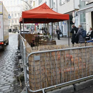 Fußweg vor einer Bar