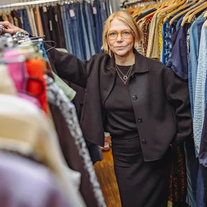 Britta Falk (54) steht in ihrem Laden „Second Schanze“ zwischen Kleiderstangen