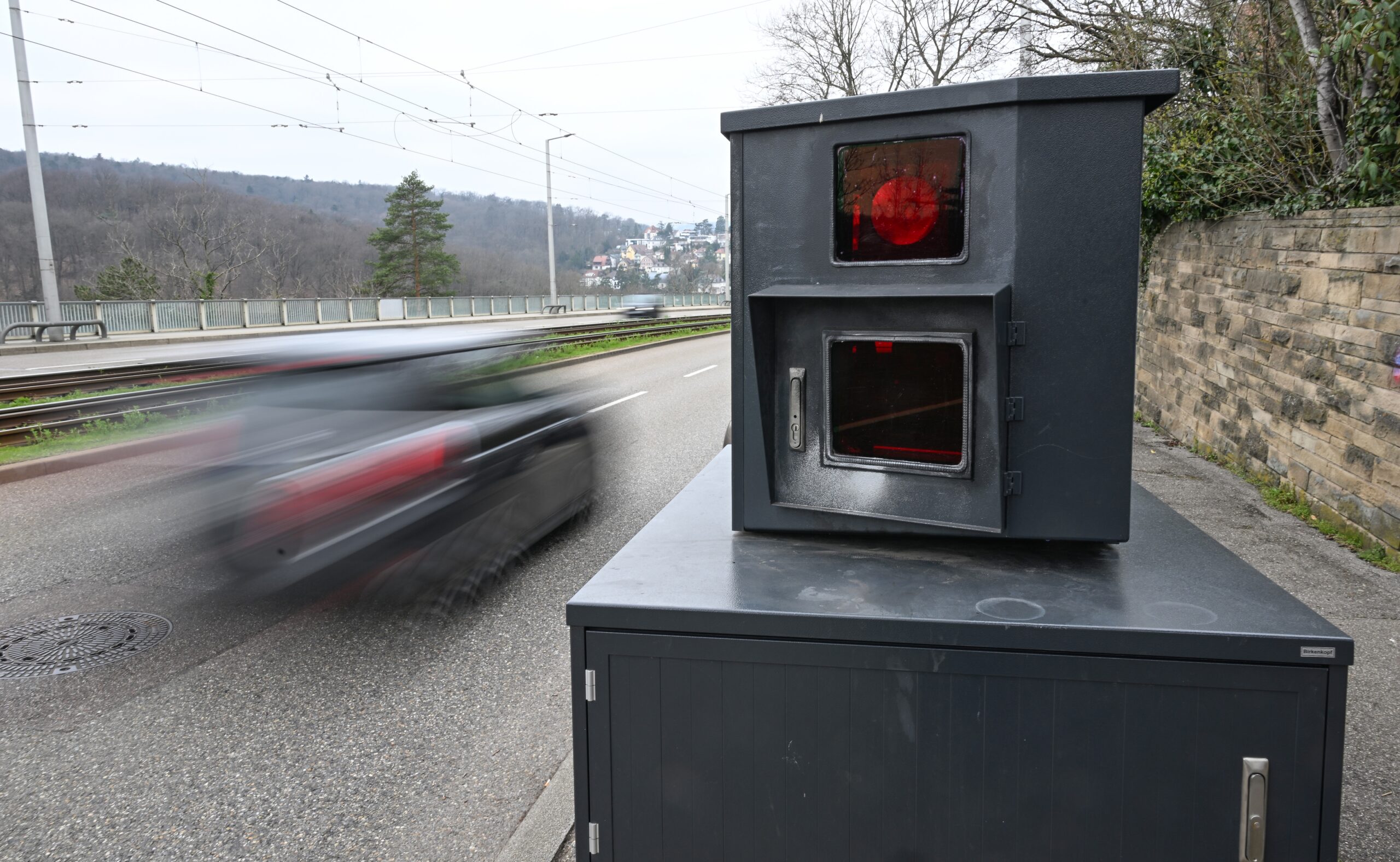 Ein Auto fährt an einer Radarkontrolle vorbei.