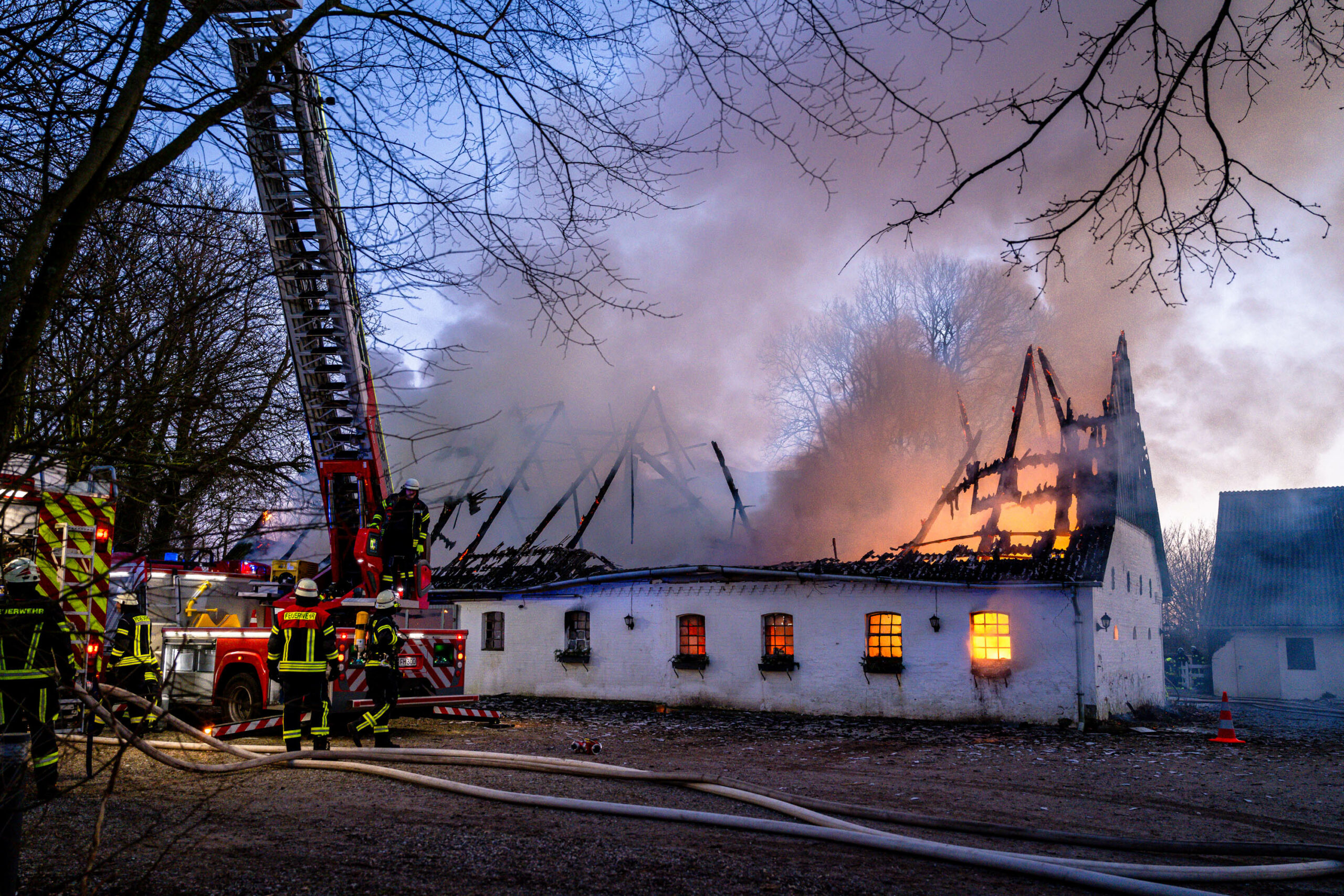 Die Feuerwehr war stundenlang im Einsatz.