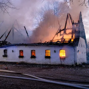 Die Feuerwehr war stundenlang im Einsatz.
