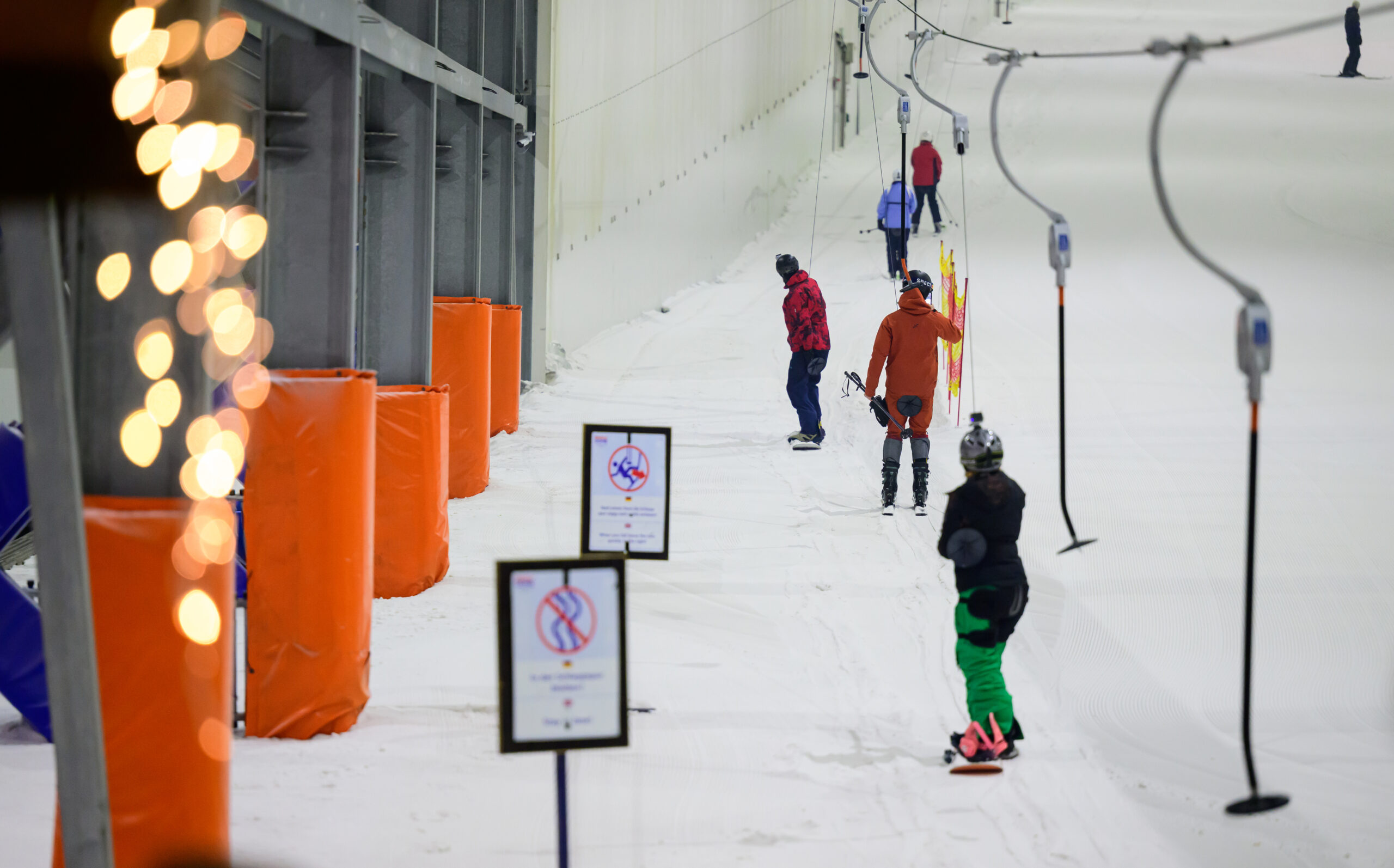 Ski- und Snowboardfahrer in der Indoor-Skihalle „Snow World“ in Bispingen.