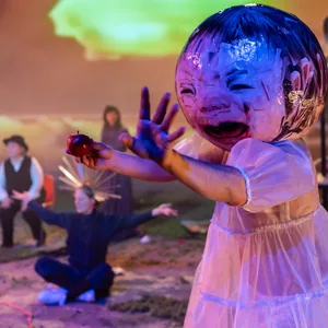 Eine Schauspielerin trägt in einer Szene des Stücks „Oklahoma“ eine Maske.