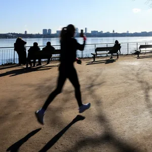 Jogger und Spaziergänger genießen an der Alster in Hamburg die Sonne – trotz Bibber-Kälte.