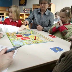 Eine Test-Begleiterin mit vier- und fünfjährigen Kita-Kindern beim Sprachtest (Archivbild).