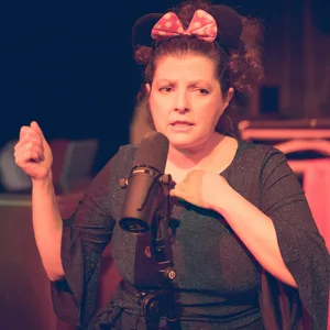 Eine Schauspielerin steht auf der Bühne.