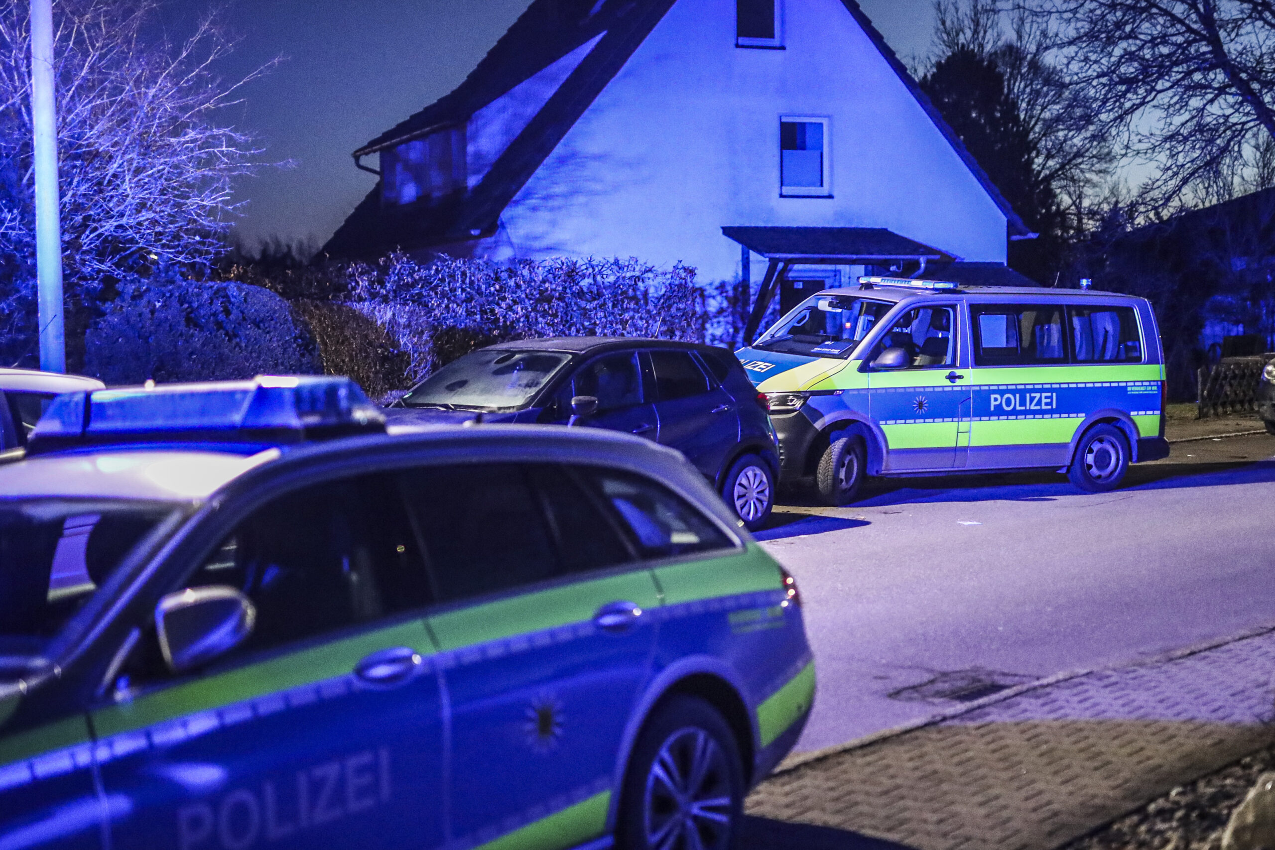 Polizeifahrzeuge sind in einer Straße in Villingen-Schwenningen im Einsatz.