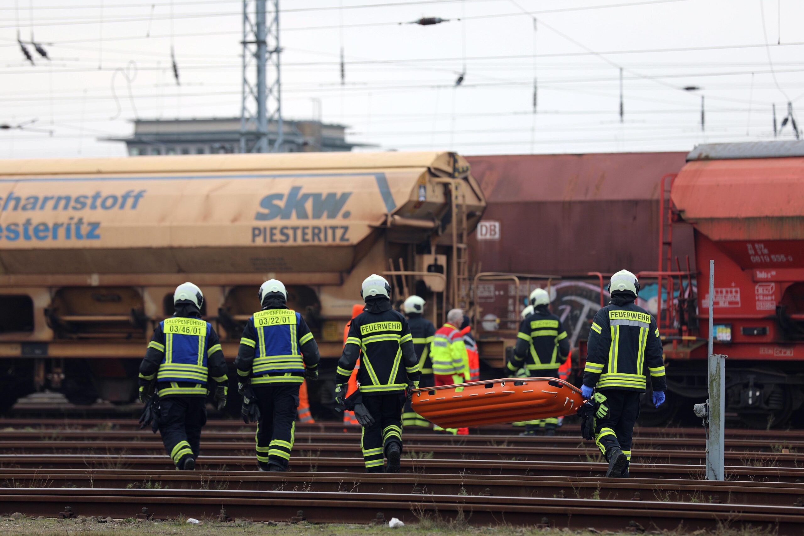 Retter im Rostocker Überseehafen auf dem Weg zu dem Waggon, auf dem die Leiche gefunden wurde.