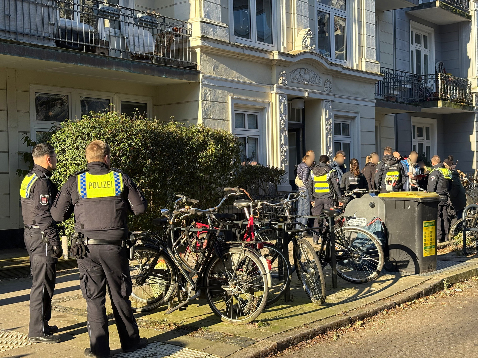 Am Dienstagmorgen wurde in einer Wohnung in der Gneisenaustraße eine leblose Person gefunden.