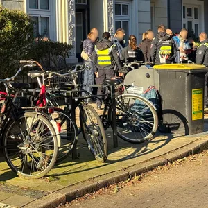 Am Dienstagmorgen wurde in einer Wohnung in der Gneisenaustraße eine leblose Person gefunden.