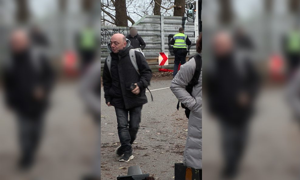 Auch Comedian Bernhard Hoëcker saß offenbar im ICE.