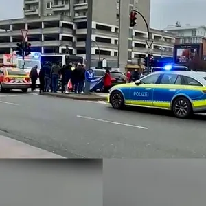 Polizei und Rettungsdienst sind an der Unfallstelle im Einsatz.