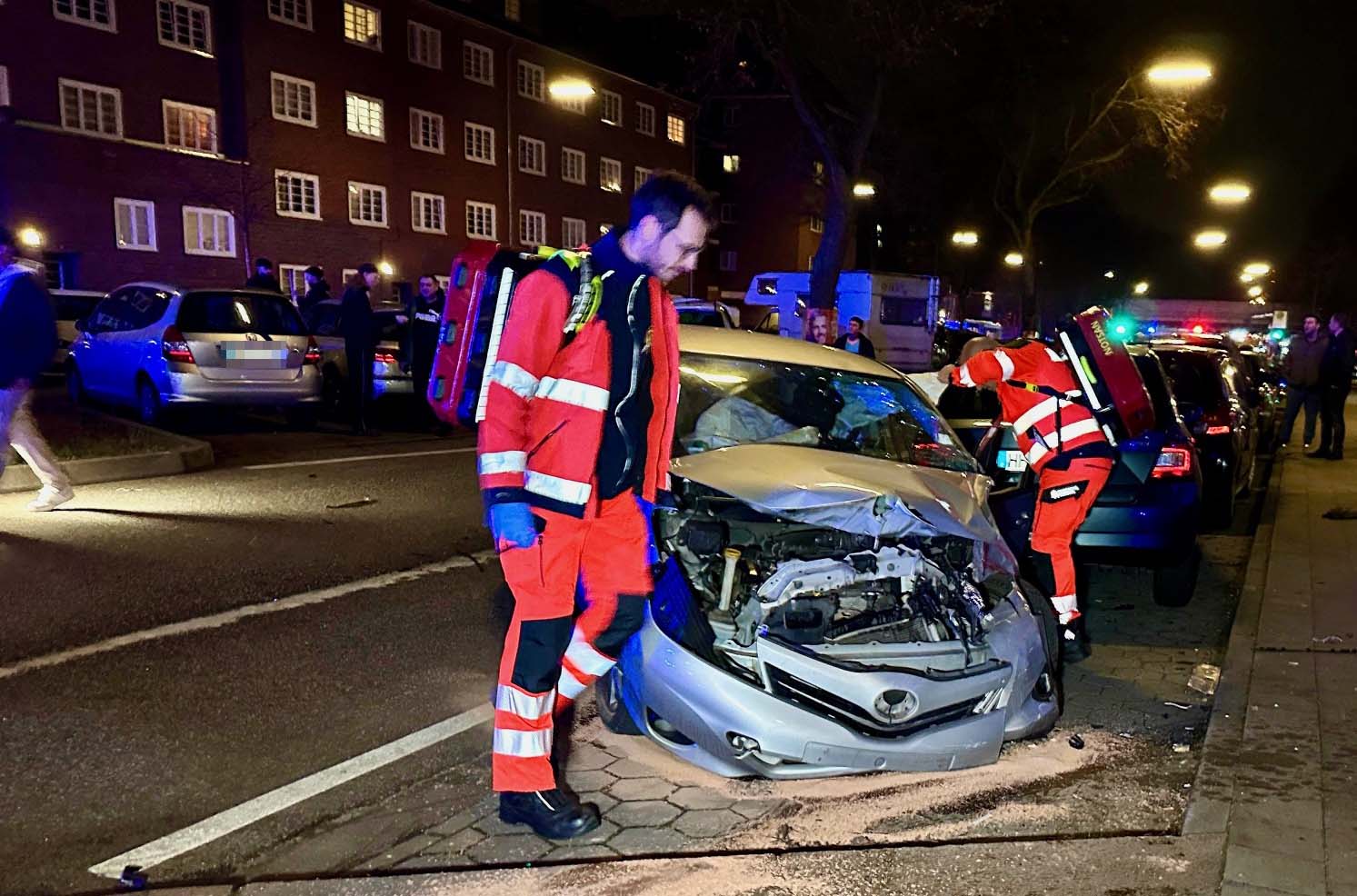 Schwerer Unfall in Dulsberg. Autofahrer rammt beim Abbiegen herrannahendes Auto. Zwei Verletzte und jede menge Sachschaden