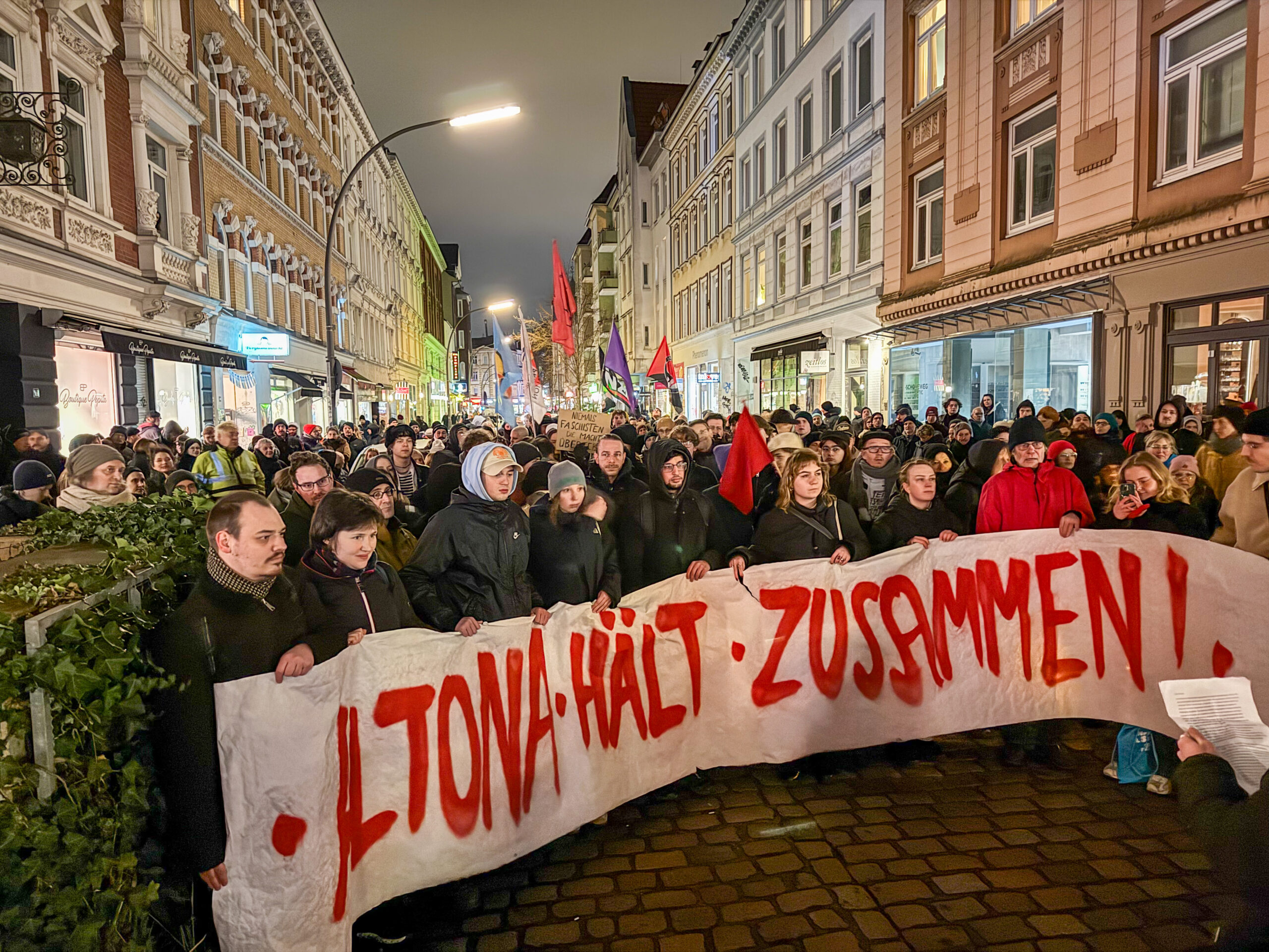 Mehr als 200 Menschen kamen bei der spontanen Kundgebung zusammen.