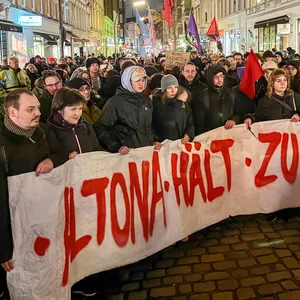 Mehr als 200 Menschen kamen bei der spontanen Kundgebung zusammen.