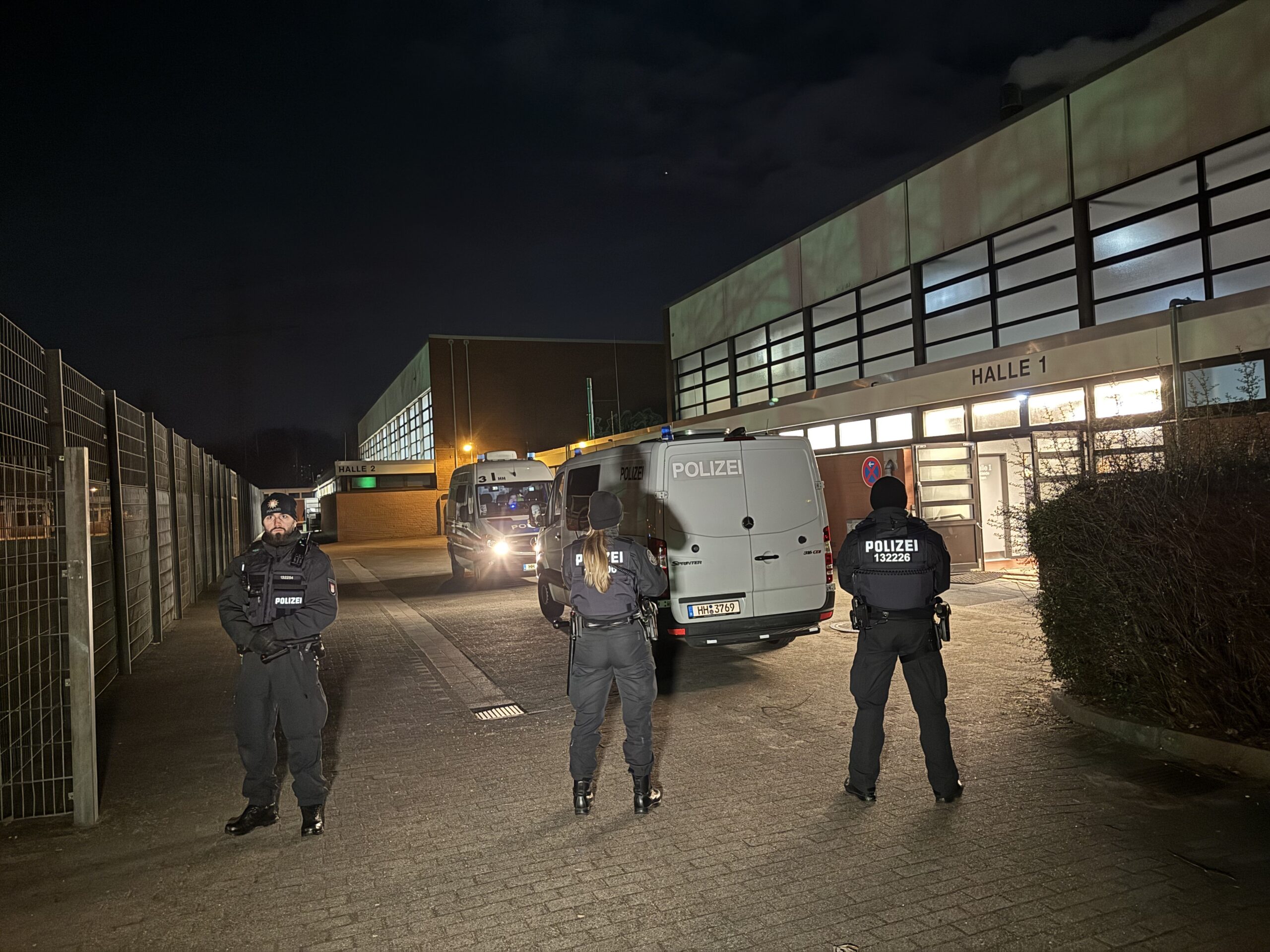 Polizisten vor der Sporthalle in Lohbrügge.