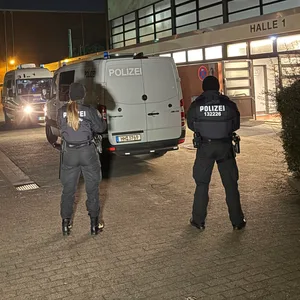 Polizisten vor der Sporthalle in Bergedorf.