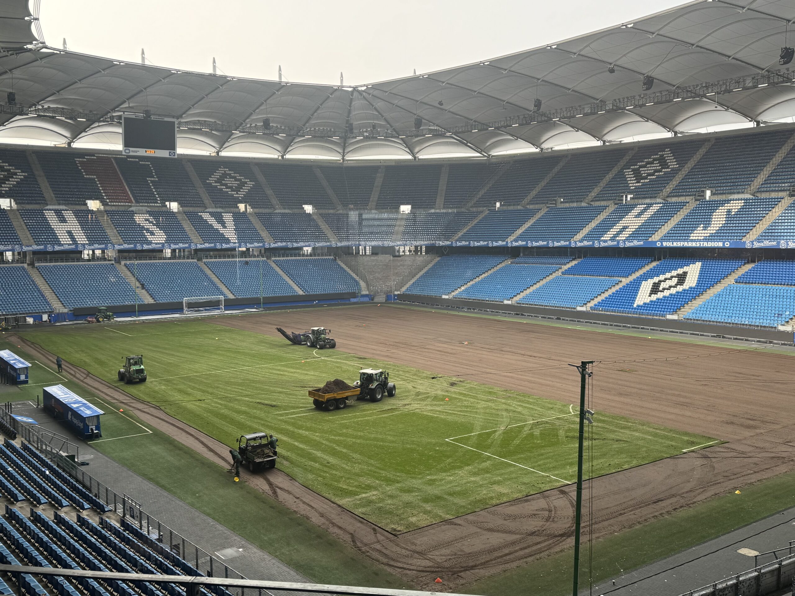 Im Volksparkstadion wird der Rasen ausgetauscht.