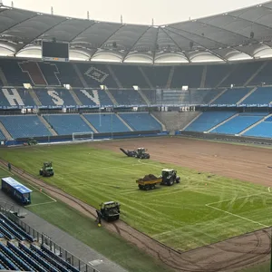 Im Volksparkstadion wird der Rasen ausgetauscht.