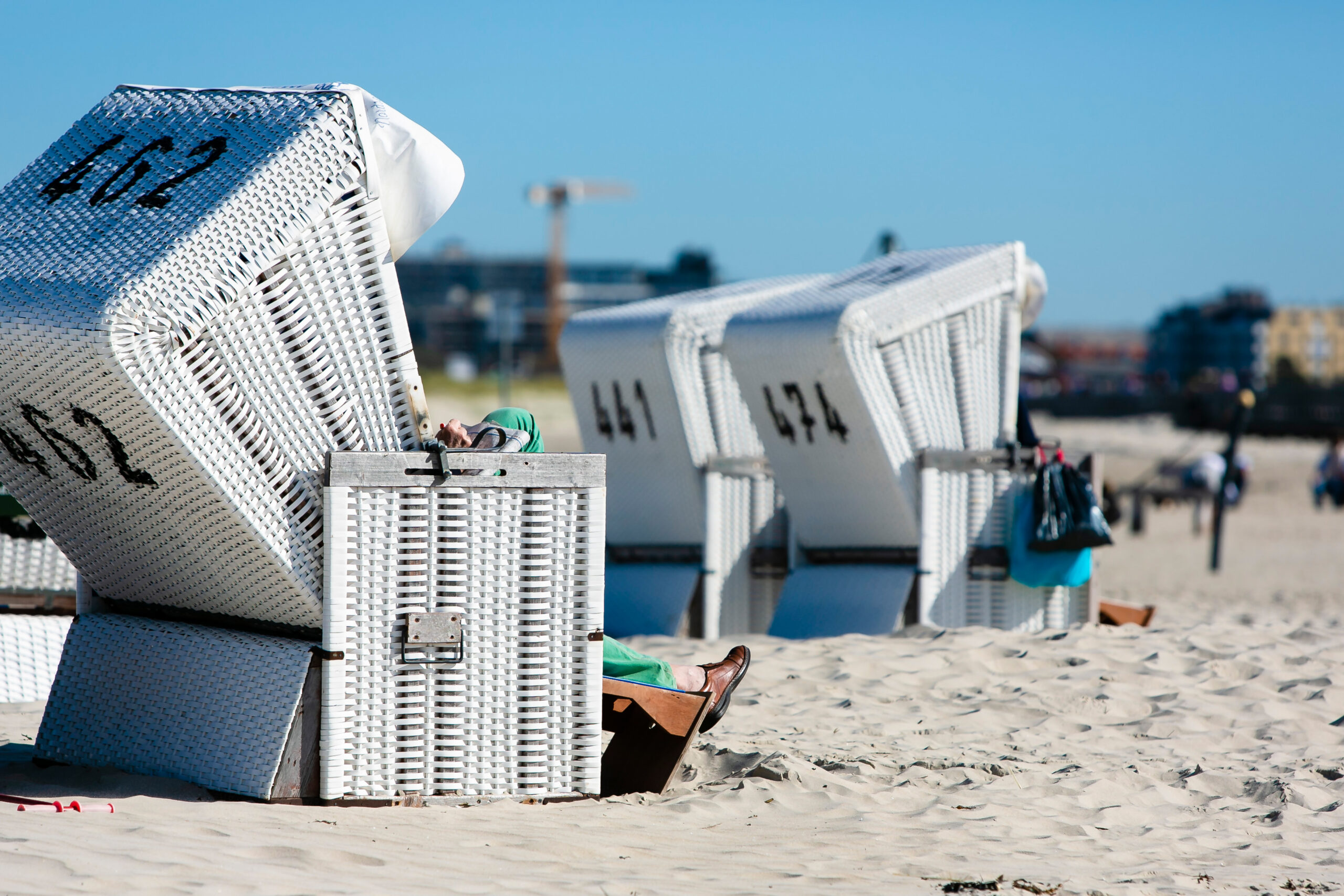 Ein Strandkorb am Strand von St. Peter–Ording