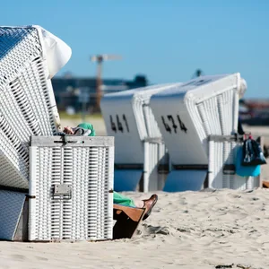Ein Strandkorb am Strand von St. Peter–Ording