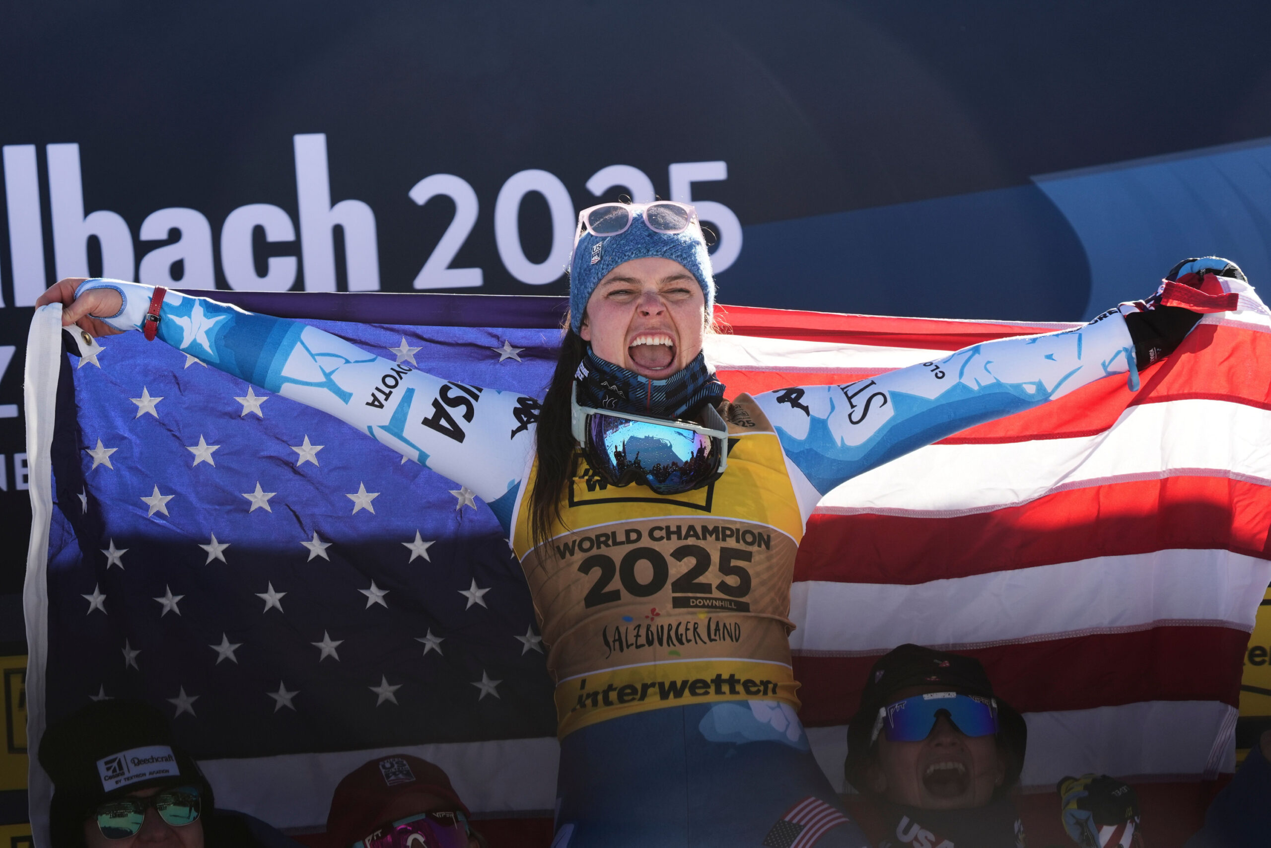 Breezy Johnson jubelt mit der USA-Flagge