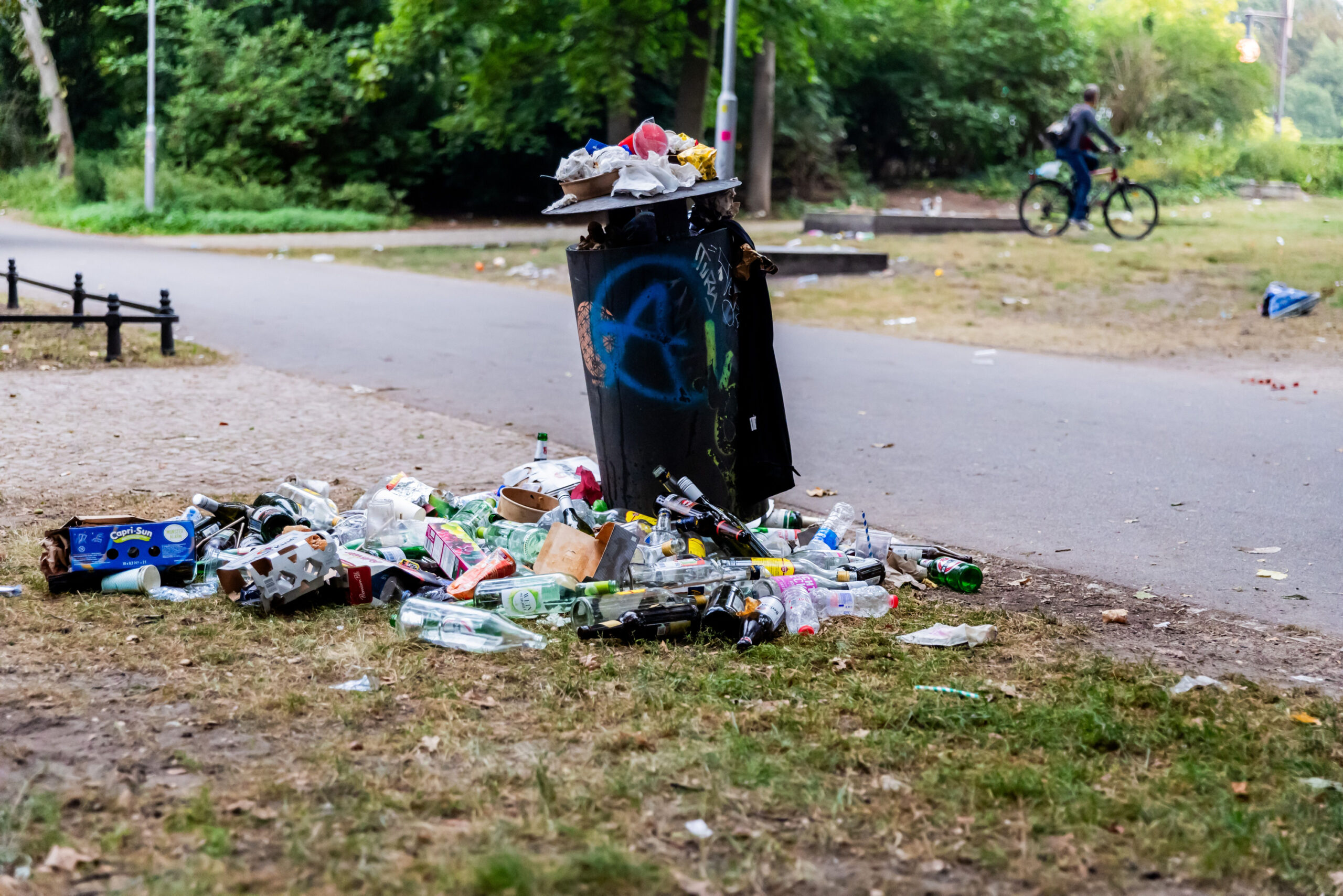 Ein Mülleimer im Park