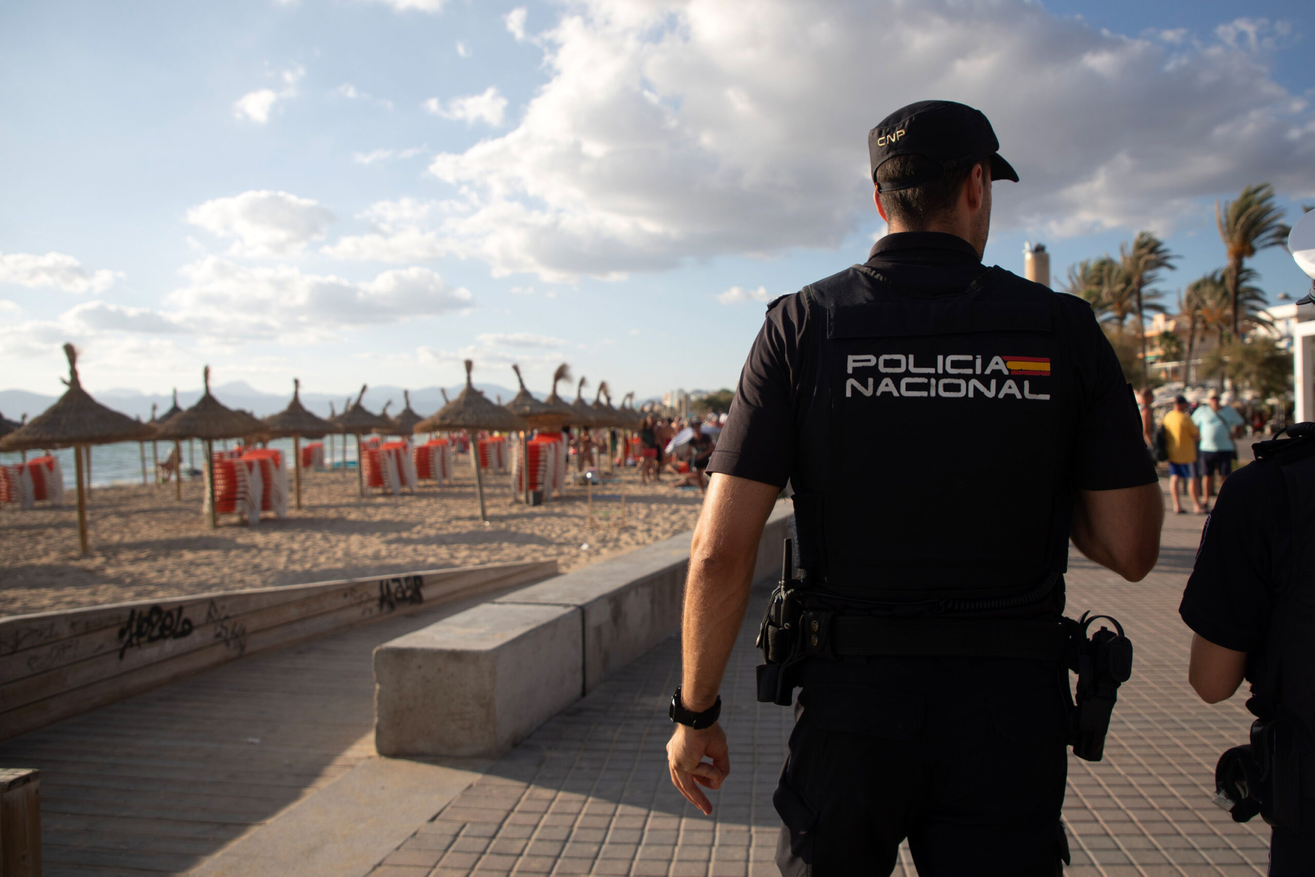 in Polizist der spanischen Policía Nacional im Einsatz auf Mallorca.