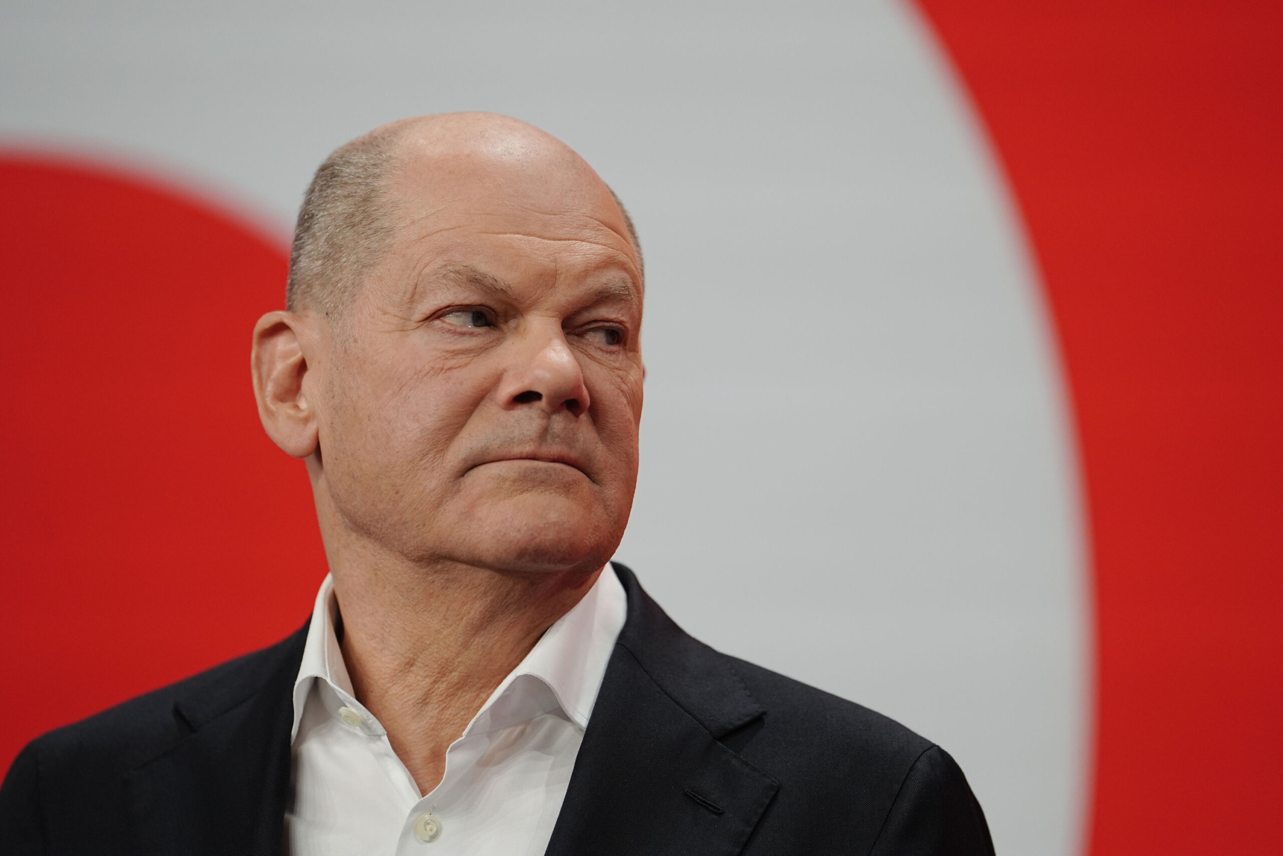 Bedient: Kanzler Olaf Scholz sieht man am Wahlabend seinen Gemütszustand an.