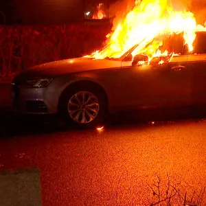 Der brennende Audi auf dem Försterweg in Hamburg-Stellingen.