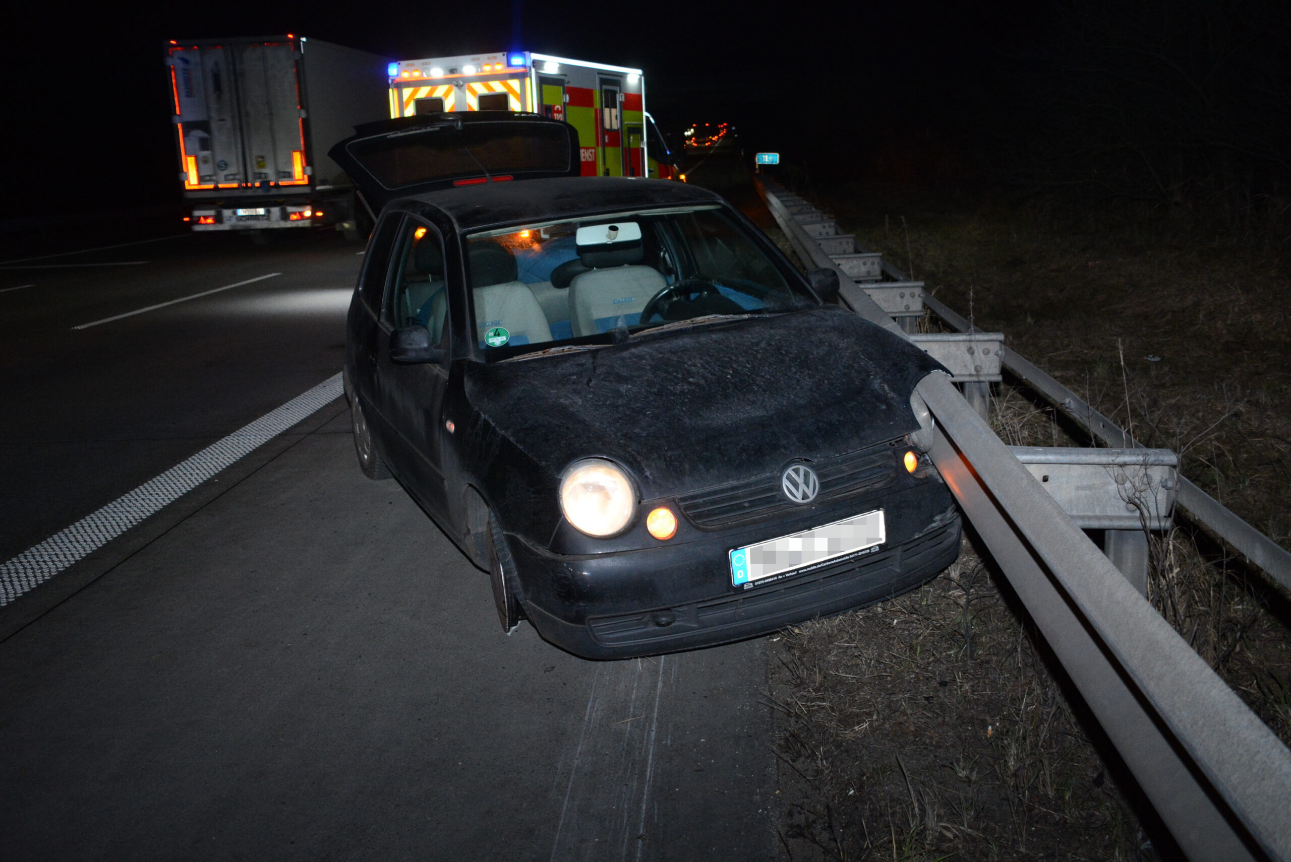 Ein VW Polo ist auf der A1 bei Barsbüttel nahe Hamburg in die Leitplanke gekracht.