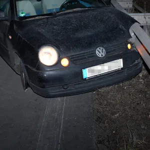 Ein VW Polo ist auf der A1 bei Barsbüttel nahe Hamburg in die Leitplanke gekracht.
