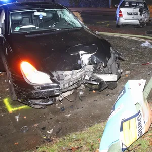 Zerstörter Mercedes nach einem Unfall in Elmshorn