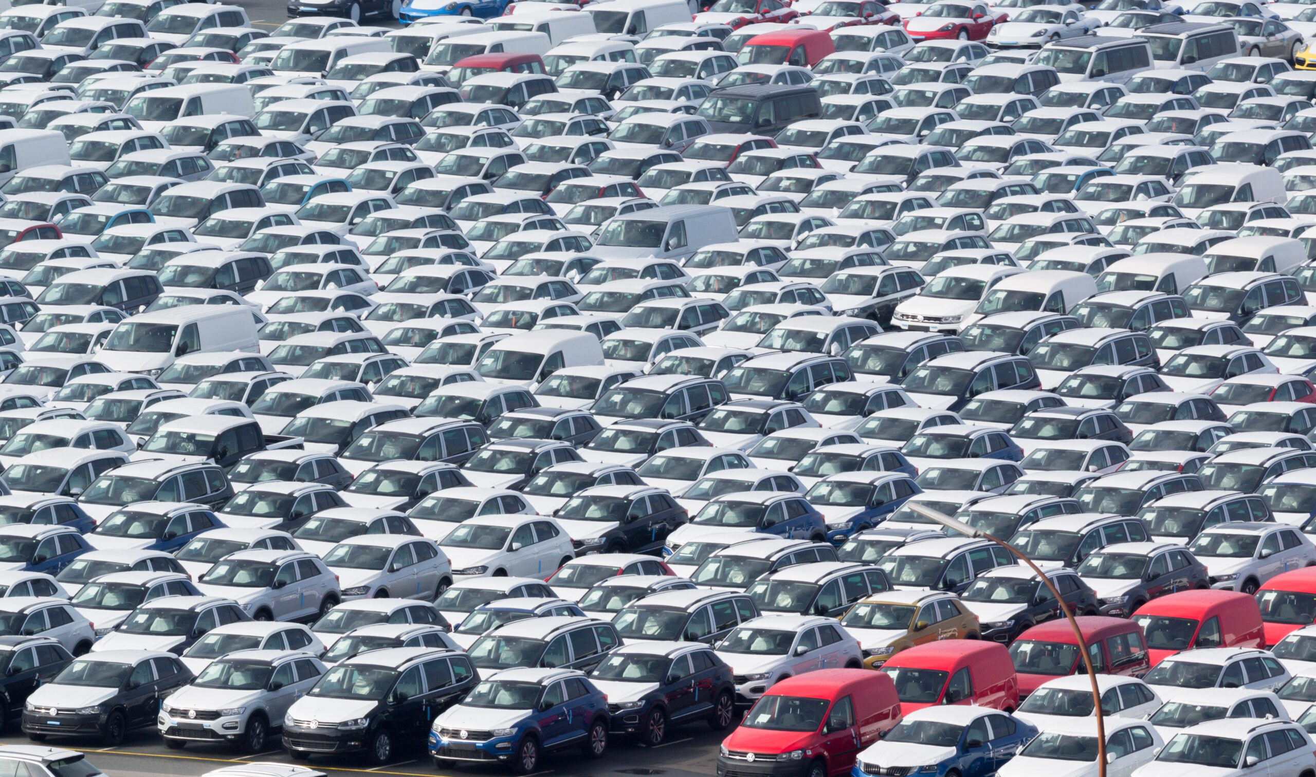 Tausende Autos des VW-Konzerns stehen im Hafen von Emden zur Verschiffung bereit (Archivbild).