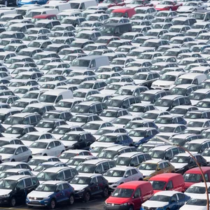 Tausende Autos des VW-Konzerns stehen im Hafen von Emden zur Verschiffung bereit (Archivbild).