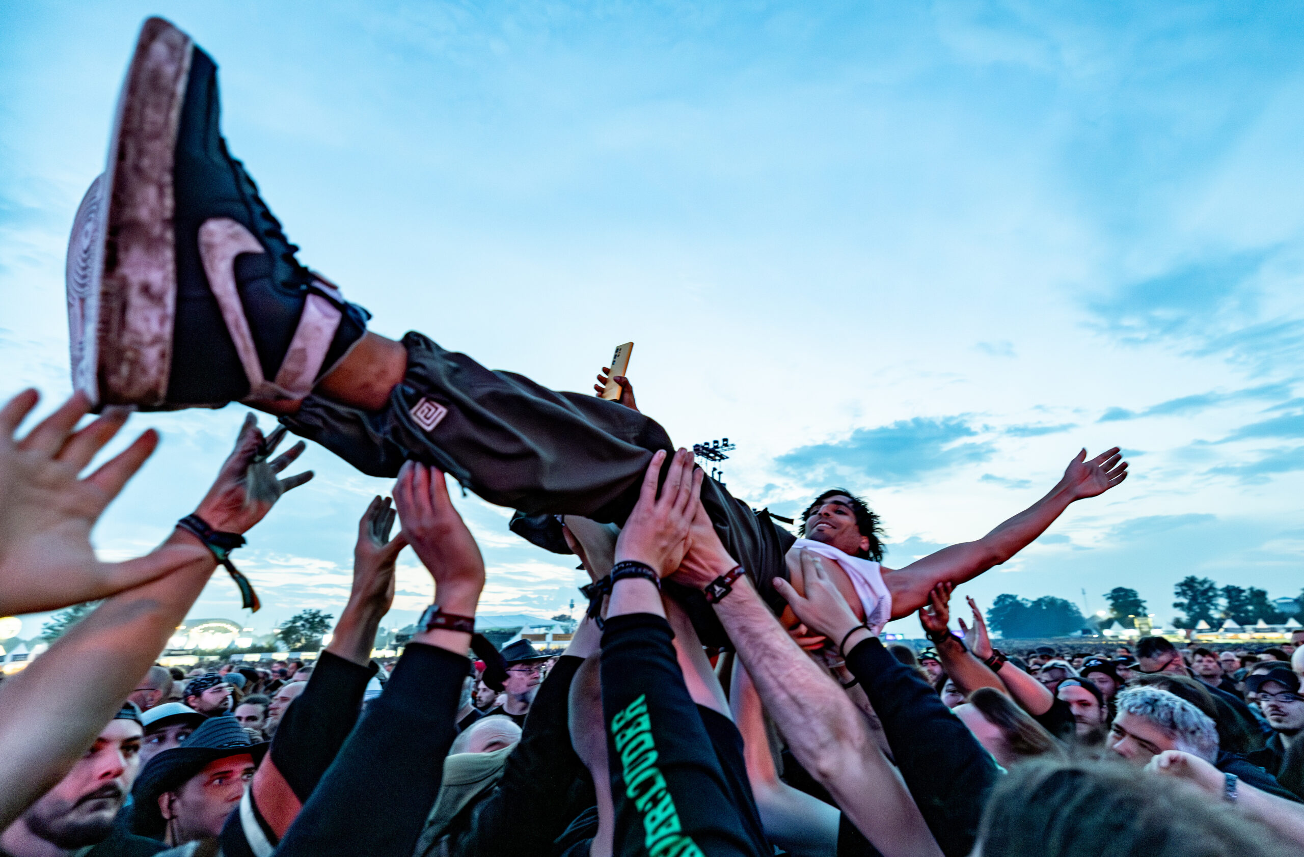 Besucher des Wacken Open Air feiern vor der Bühne
