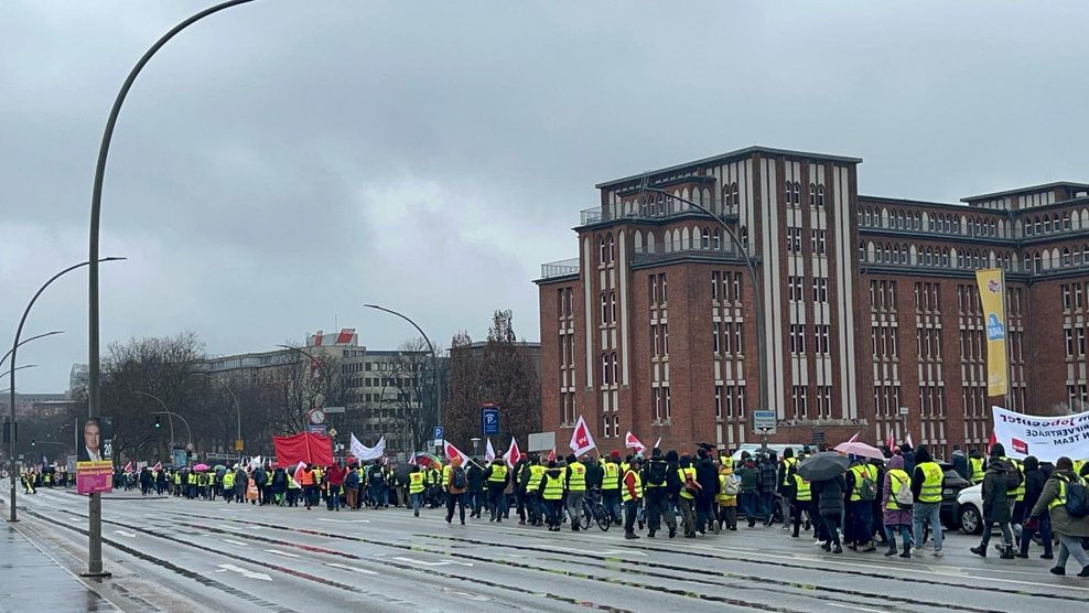 Demozug der Gewerkschaft Verdi in der Hamburger City.