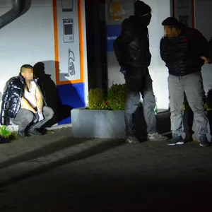 Bei einem größeren Polizeieinsatz in Wentorf bei Hamburg wurden in der Nacht zum Mittwoch mehrere Männer festgenommen.