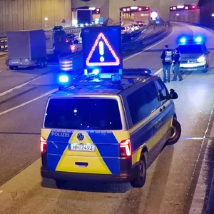 Beide Röhren des Elbtunnels in Richtung Norden musste am Montagabend nach einem Unfall gesperrt werden.
