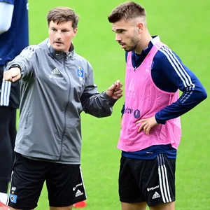 Merlin Polzin auf dem Trainingsplatz mit Mario Vuskovic