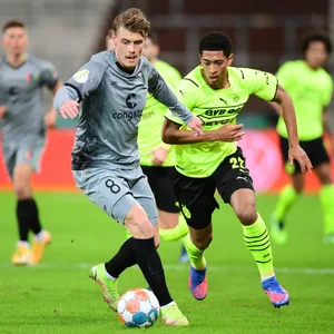 Eric Smith dribbelt vor Jude Bellingham