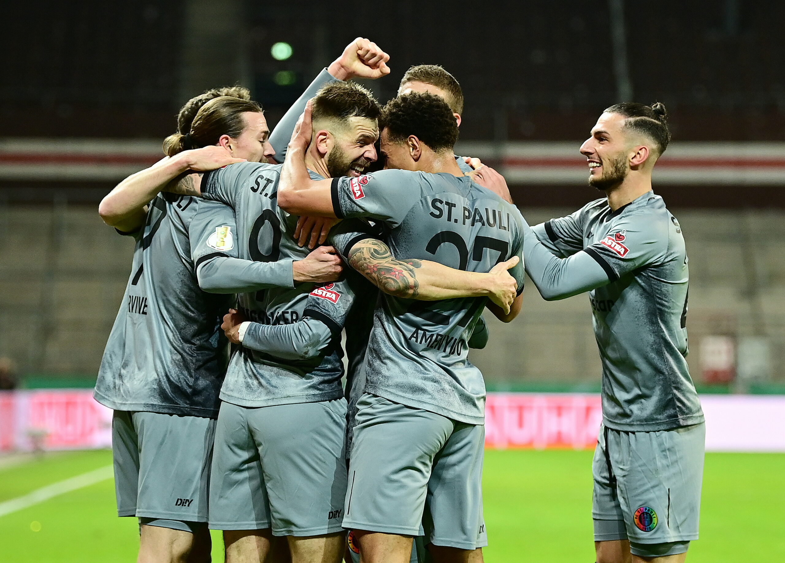 2022: St. Paulis Spieler jubeln über den Einzug ins DFB-Pokal-Viertelfinale.