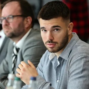 Darf er wieder spielen oder bleibt er gesperrt? HSV-Profi Mario Vuskovic (hier vor dem DFB-Sportgericht) hat nun Gewissheit.